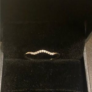 10k White Gold Diamond Accent Chevron Curved Band
